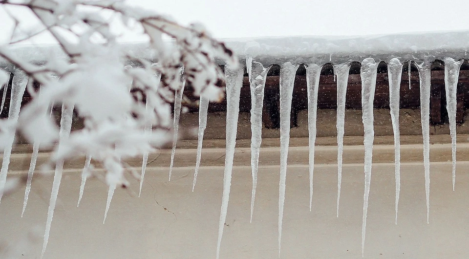 How to Safely Remove Ice and Snow from Your Roof: Tips and Recommendations